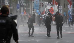 Policija v Istanbulu s solzivcem nad protestnike