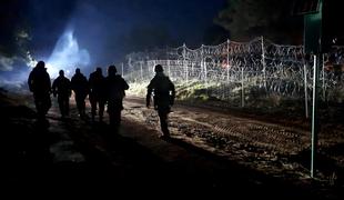 Skupina migrantov zopet prebila ograjo na beloruski meji #video