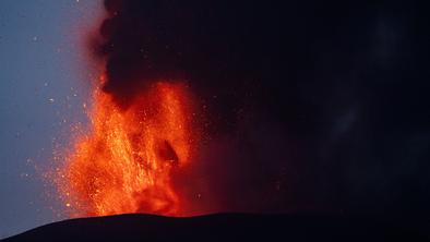 Etna je ponoči spet bruhala #video