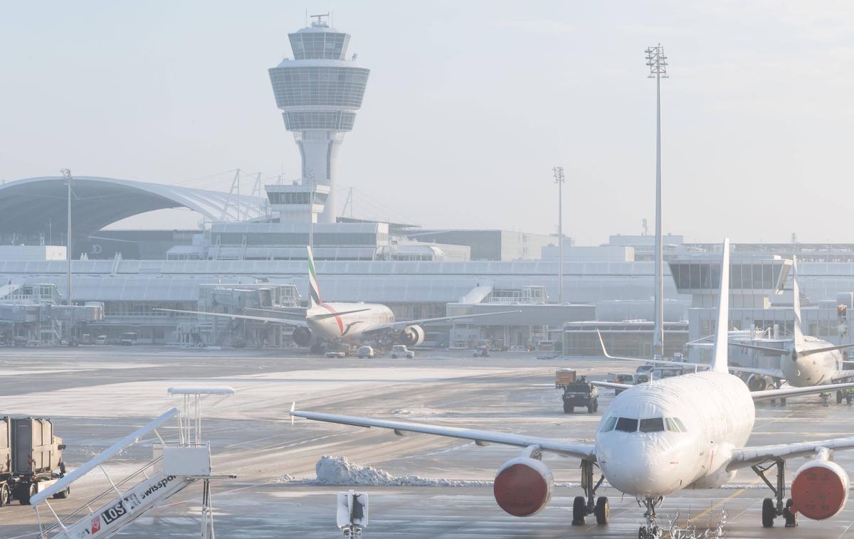 Göteborg, letališče, letališče Göteborg-Landvetter | Björn Stavas, tiskovni predstavnik švedske kontrole zračnega prometa, pa je povedal, da je bil zračni promet ustavljen, potem ko so nekaj pred 18. uro opazili dron. Za zdaj ni znano, ali je šlo za enega ali več dronov, poroča francoska tiskovna agencija AFP. | Foto Guliverimage