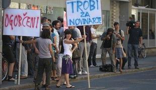 Dnevnikovi novinarji s transparenti nad neurejene razmere