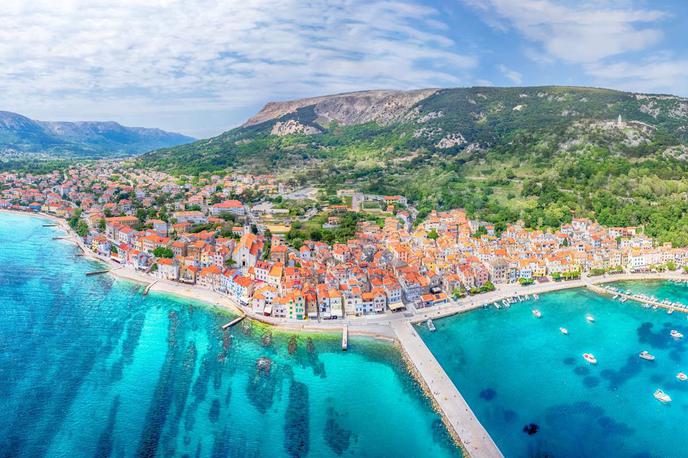 Krk, Baška, Hrvaška obala, Jadran, Jadransko morje | Enote lokalne samouprave na Krku so kljub velikim pritiskom zaradi turizma v poletnih mesecih dosegle 58 odstotkov ločeno zbranih odpadkov ter 22 odstotkov manj mešanih odpadkov na prebivalca glede na državno povprečje. Na fotografiji Baška na Krku. | Foto Shutterstock