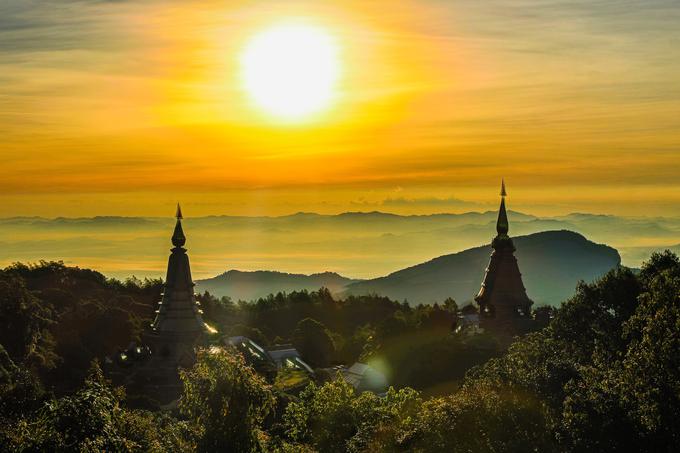 Ena tretjina Tajske je pokrita z gozdovi. Tudi mesto Chiang Mai je na severnem goratem predelu in se lahko pohvali s stotinami budističnih templjev. Najboljše vreme za obisk Tajske je od novembra do februarja. Na severu suha sezona traja vse do maja. | Foto: 
