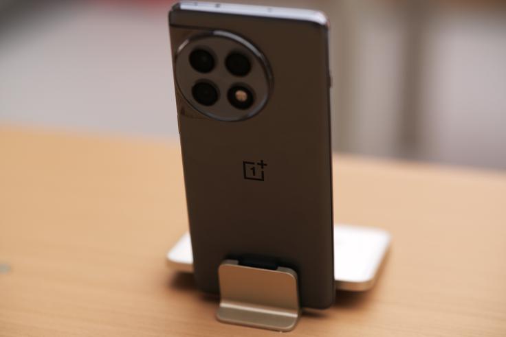 OnePlus se je sredi prejšnjega desetletja uveljavil kot tako imenovani ubijalec premijskega razreda, saj je prvi pametni telefon, OnePlus One, ki si je mnogo funkcij delil z najboljšimi aktualnimi modeli, kupcem ponudil za tako rekoč polovično ceno. Danes prodaja tudi bistveno dražje pametne telefone.  | Foto: Shutterstock