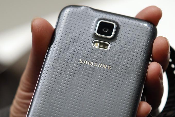 Pametni telefon Samsung Galaxy S5 je bil ob izidu aprila 2014 deležen kritik na račun oblikovanja in kakovosti izdelave, a nam se je, kot smo zapisali v preizkusu (klik na fotografijo), zdelo ravno obratno. Pametni telefon je ob držanju v dlani dajal vtis dobro narejenega robustneža, ki se je lahko pohvalil tudi s certifikatom vodoodpornosti.  | Foto: Reuters