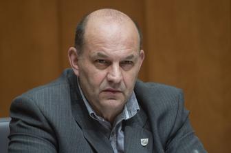 Poslanec nagovarjal k nasilju: policija preverja, ali je to prekršek