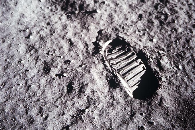 ... bo zaradi počasnega procesa erozije v vesolju izginil legendarni odtis škornja, ki ga je ameriški astronavt Neil Armstrong pustil ob prvem obisku človeka na Luni. | Foto: 