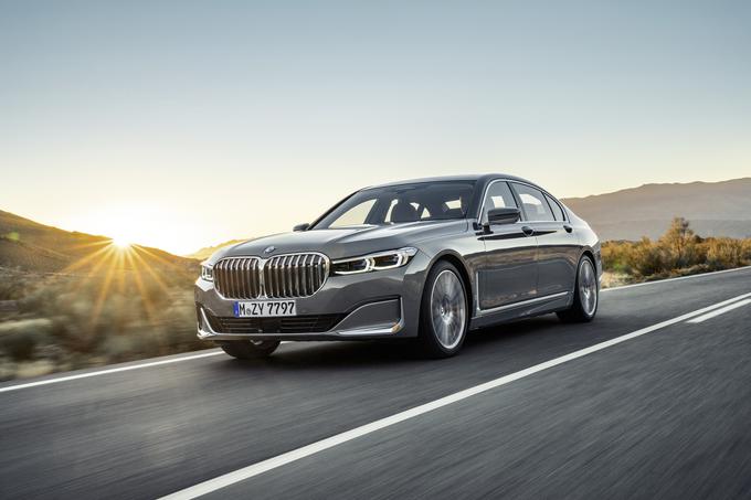 Od začetka prodaje bo na voljo priključni hibrid, a zvezda ostaja dvanajstvaljnik. Na voljo bo tudi občutno prenovljen osemvaljnik. | Foto: BMW