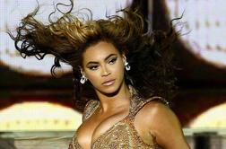 Beyonce presenetila in nenapovedano izdala album