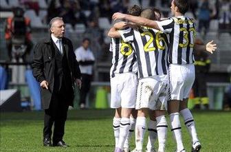 Nad nogometaše Juventusa s pločevinkami in jajci