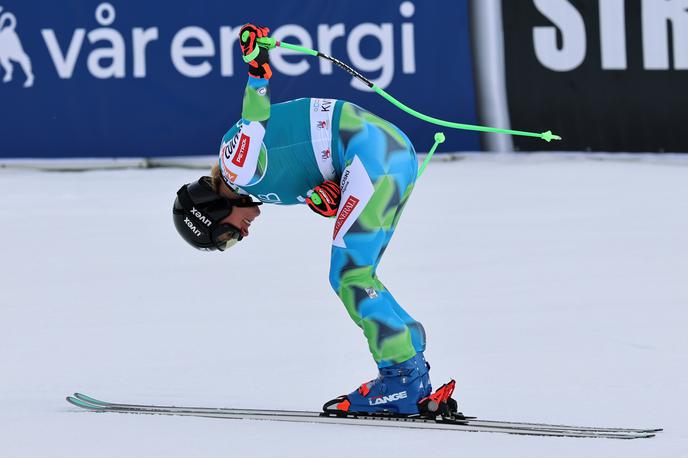 Ilka Štuhec | Ilka Štuhec se je po zadnjem tekmovalnem smuku v karieri priklonila občinstvu. | Foto Guliverimage