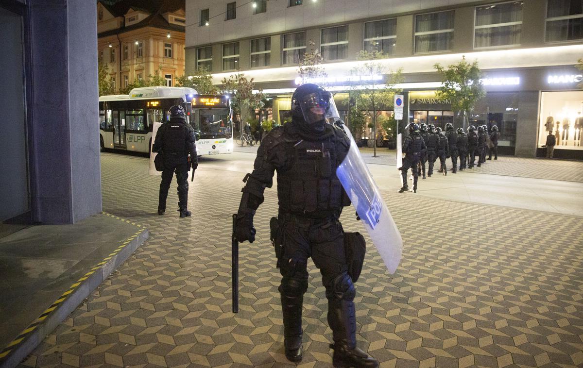 Nasilni protesti v Ljubljani, 5. november 2020. Ivan Gale vodni top | Na policiji pojasnjujejo, da bodo na protestnih shodih v primeru kršitev ukrepov za zajezitev covid-19 ukrepali. | Foto Bojan Puhek