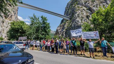 Po odprtju impresivnega mostu izbruhnili protesti: "Na srečo se ni zgodilo nič hujšega" #video