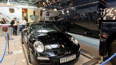 Volkner Mobil Performance II – bivalnik s porschejem v garaži