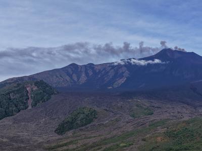 Etna znova bruha pepel in povzroča težave v letalskem prometu