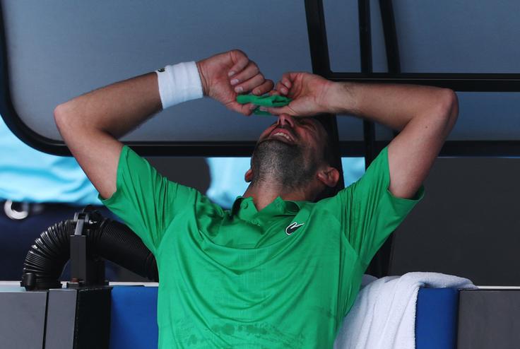 Novak Đoković si je lahko le oddahnil po predaji. | Foto: Reuters