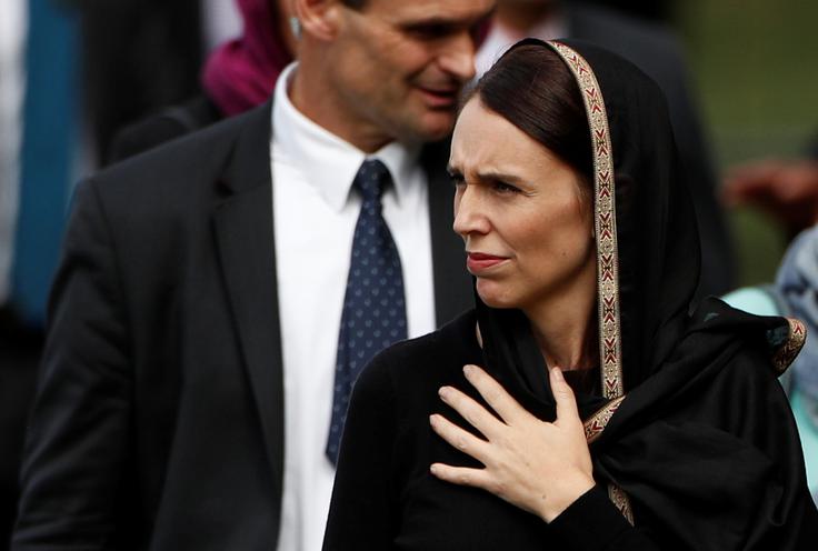 "Nova Zelandija žaluje z vami. Vsi smo eno," je svojcem žrtev sporočila novozelandska premierka Jacinda Ardern, ki je na glavi nosila črno ruto.  | Foto: Reuters