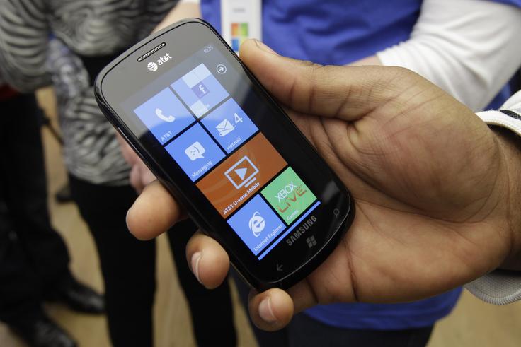Videz Windows Phone 7 je bil sicer kar privlačen, uporabniška izkušnja pa je bila po mnenju mnogih precej mlačna, saj platforma ni poznala nekaterih zelo priročnih stvari, na primer kopiranja in lepljenja besedila ali deljenja mobilne internetne povezave.  | Foto: AP / Guliverimage