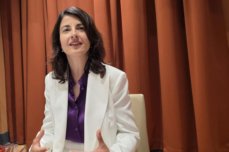 "Enako ali celo bolj nevarno kot strah pred umetno inteligenco je to, da bi ji zaupali brez kakršnekoli kritične presoje." | Foto: Ambra Sbardella