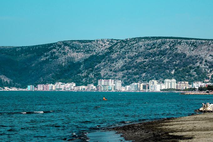 Pogled na Shengjin v Albaniji. Mesto leži približno 150 kilometrov južneje od Dubrovnika na Hrvaškem. Gjader, kjer bo migranska točka, je od morja medtem oddaljeno slabih sedem kilometrov. 
 | Foto: Shutterstock
