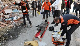 Po potresih že več kot 20 tisoč mrtvih, preživeli zaradi lakote ropajo trgovine #video #foto