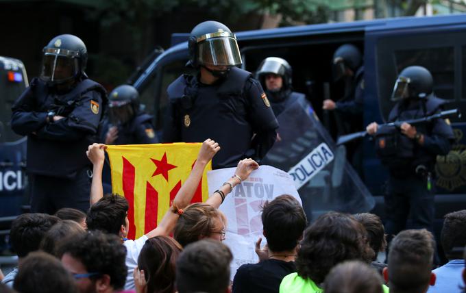 Španska policija je v Kataloniji pretekli teden izvedla številne preiskave in aretirala precej ljudi, povezanih z izvedbo referenduma, ki ga je špansko ustavno sodišče prepovedalo. | Foto: Reuters