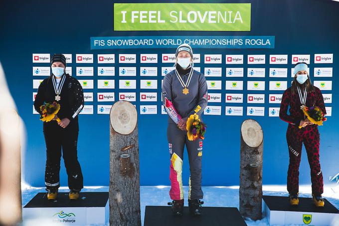 Svetovna prvakinja Selina Jörg v družbi Sofije Nadiršine in Julie Dujmovits. | Foto: Grega Valančič/Sportida