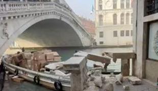 Ženska z ukradenim plovilom trčila v ograjo mosta Rialto