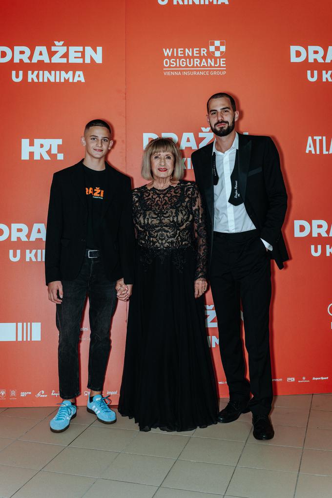 Biserka Petrović na premieri v Šibeniku v družbi Tonka Stosića (na levi) in Domagoja Nižića, ki sta v filmu Dražen upodobila njenega sina Dražena Petrovića. | Foto: Valerio Baranović