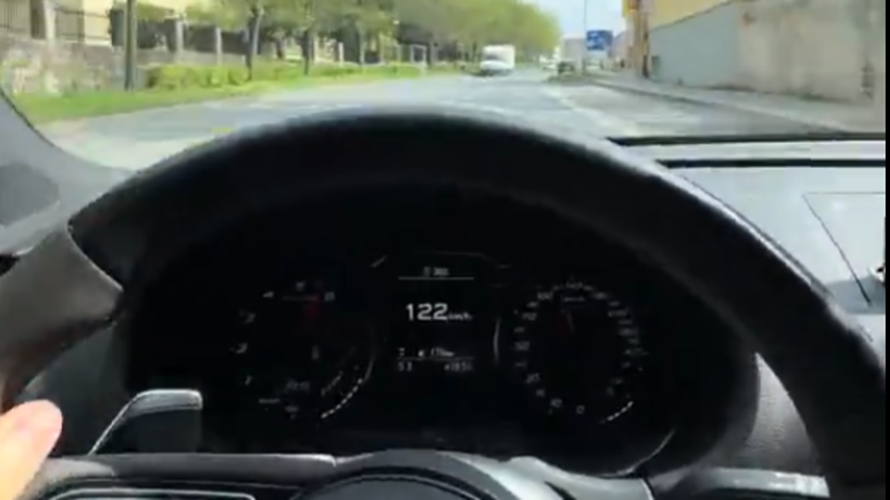 Kralj Tomko z audijem mimo šole s 120 kilometri na uro, zdaj pa briše sledi #video