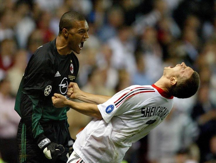 Dida Veselje nogometašev Milana Dide in Andrija Ševčenka po zmagi po enajstmetrovkah v finalu lige prvakov leta 2003. | Foto: Reuters