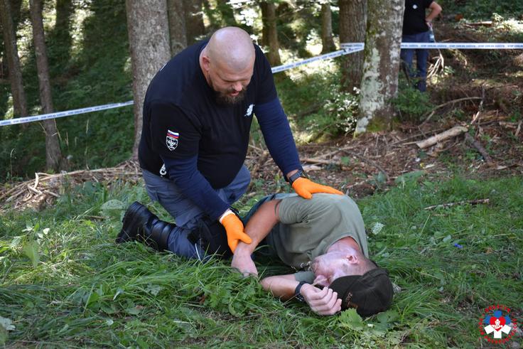 Pri nezavestni osebi najprej preverimo, ali diha, in jo damo v stabilen bočni položaj. Če ne diha, začnemo oživljanje. Ukrepe izvajamo do prihoda reševalcev. | Foto: Društvo prvih posredovalcev