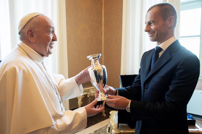 Papež Frančišek je dan pred začetkom Eura 2020 v Vatikanu sprejel predsednika Uefe Aleksandra Čeferina. | Foto: Reuters