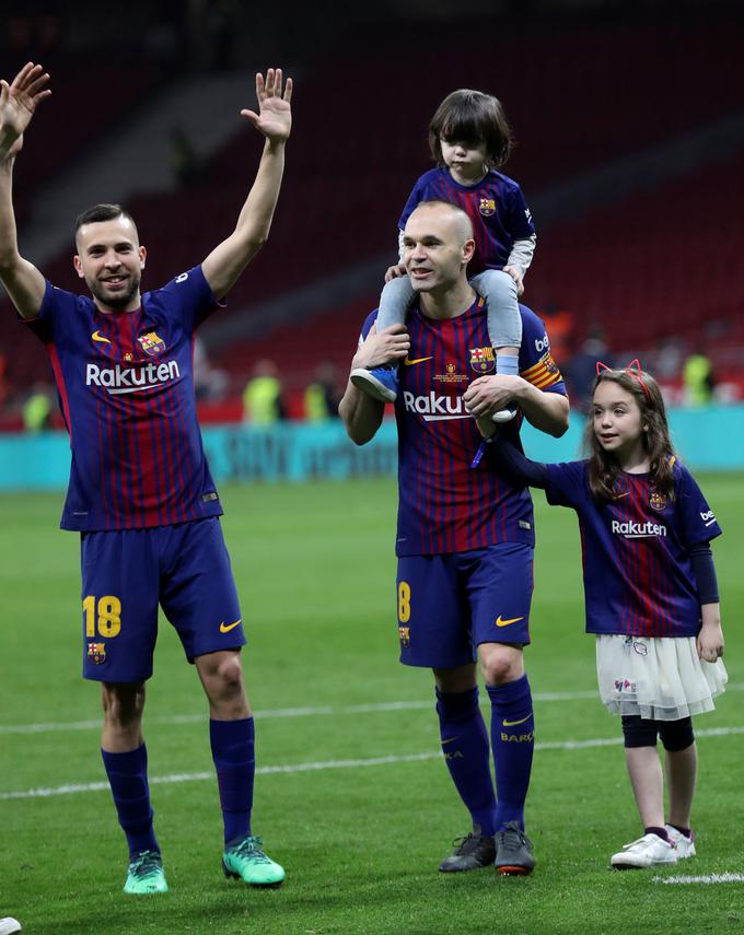 Zadnjo pokalno lovoriko z Barcelono je proslavil na igrišču tudi z otrokoma, hčerko Valerio in sinom Paolom Andreo. | Foto: Reuters