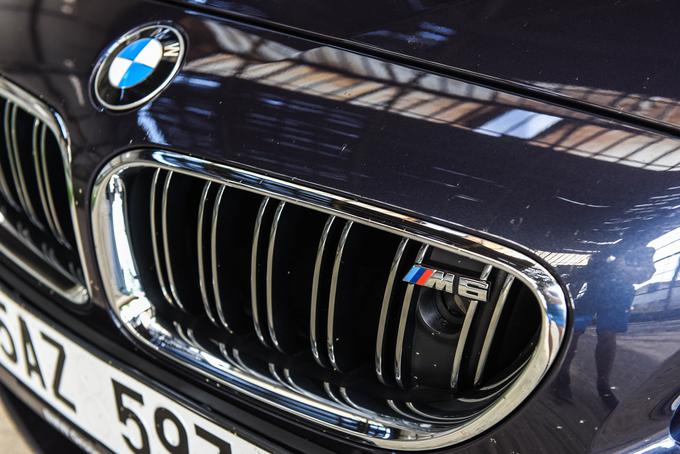 Znamenita maska motorja, tako imenovana ledvička, spada med najbolj prepozavne detajle vozil BMW. | Foto: Gašper Pirman