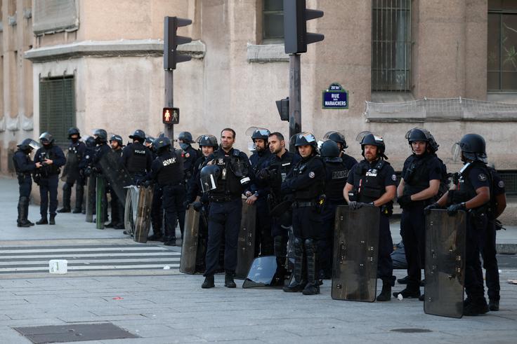 Policisti so v pripravljenosti že od zgodnjega jutra. | Foto: Reuters