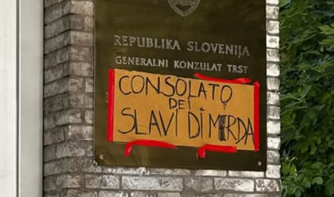 V Trstu žaljiv napis: "Konzulat usranih Slovanov oziroma Slovencev"