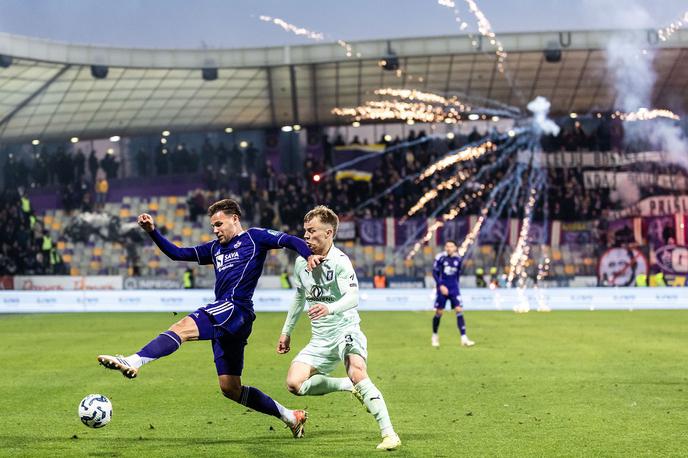 Maribor Olimpija | Večni derbi med Mariborom in Olimpijo je potekal v divjem ozračju. Nogometaše je med srečanjem "pozdravil" celo ognjemet. | Foto Jure Banfi