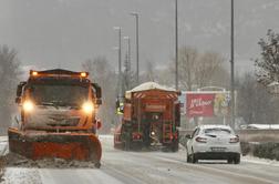 Zimska nevihta znova povzroča težave, sneži tudi ob morju #video