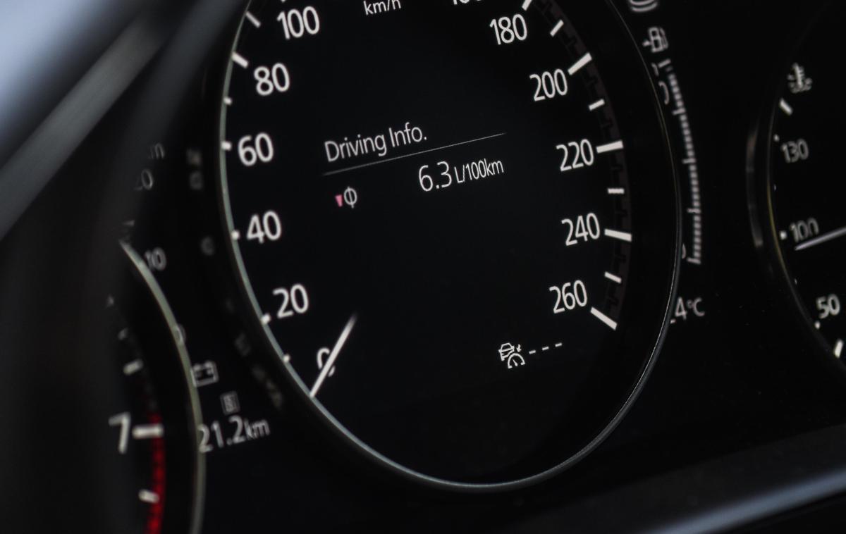 Mazda 3 | Danes so vse bolj redki avtomobili, kjer je ob ugasnjenem motorju še mogoče videti podatek o najvišji izpisani hitrosti na merilniku. Danes je ta podatek povsem obstranski, nekoč je bil stvar prestiža. | Foto Gašper Pirman