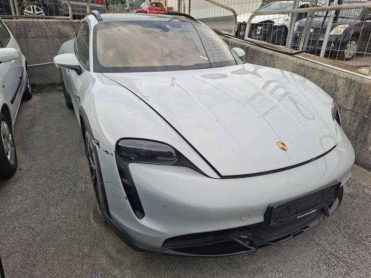 Porsche ima prevoženih 62.626 kilometrov. | Foto: FURS