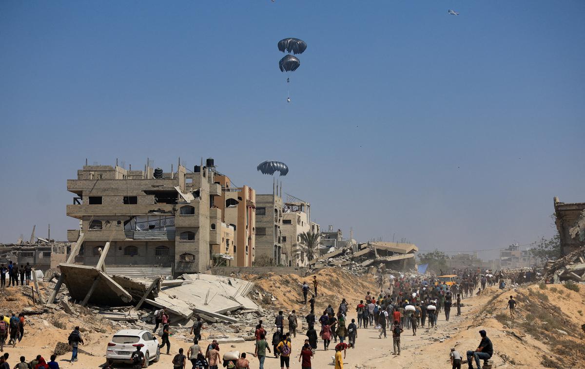 Gaza, vojna, humanitarna pomoč | Izrael je v nedeljo prvič po več mesecih dovolil dobavo pomoči v Gazo v nekoliko večjem obsegu. | Foto Reuters