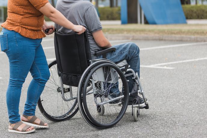 Osebni asistent | Nepravilnosti so ugotovili pri razporejanju dela osebnih asistentov in pri izplačilu dodatkov k plači za opravljeno delo. | Foto Shutterstock