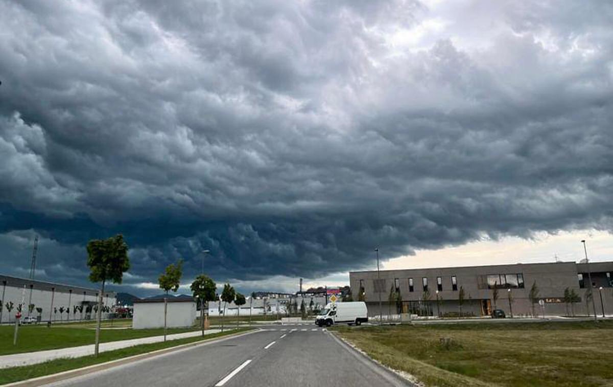 Neurje | Arso je za drugo polovico noči zaradi vetra za severni del države izdal oranžno opozorilo, ki za severovzhod države ostaja v veljavi še v ponedeljek dopoldne. | Foto Bralec