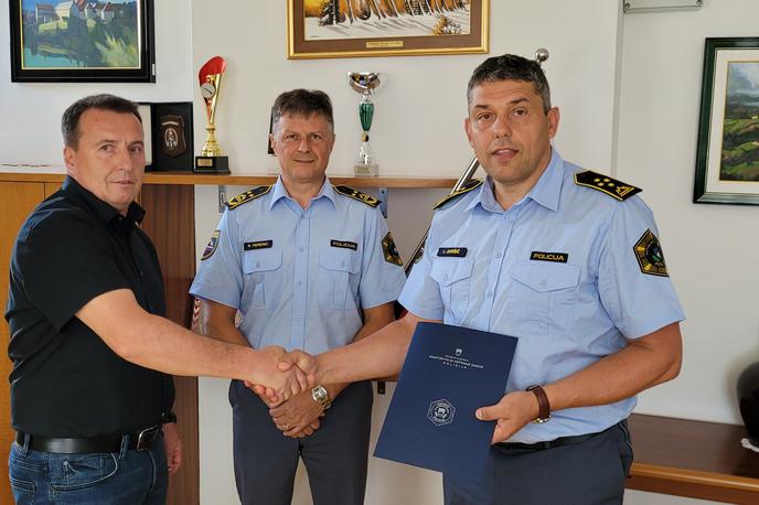 Igor Juršič, France Božičnik in Robert Ferenc | Fotografija s primopredaje (od leve proti desni): France Božičnik, vodja Sektorja kriminalistične policije PU Novo mesto, namestnik generalnega direktorja policije Robert Ferenc in novi direktor PU Novo mesto Igor Juršič | Foto Policijska uprava Novo mesto
