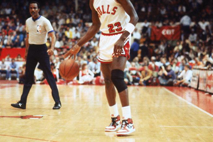 Michael Jordan | Enajst parov Nikovih športnih copat, ki jih je nosil legendarni ameriški košarkar Michael Jordan, je od danes na dražbi ameriške hiše Christie's, kjer pričakujejo tudi nov rekord.  | Foto Getty Images
