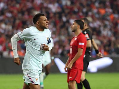Mbappe zadel za zmago in se poškodoval, Italija izgubila tudi z Mancinijem