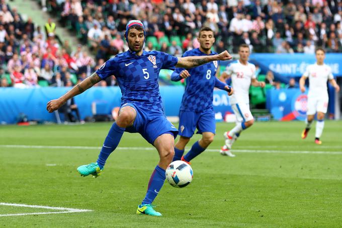 Ćorluka, ki je v kapici odigral tekmo s Češko in del obračuna s Španijo, je bil junija 2016 pravi spletni hit. | Foto: Getty Images