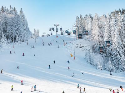 Nova drama na priljubljenem smučišču, deklica je visela na šestsedežnici