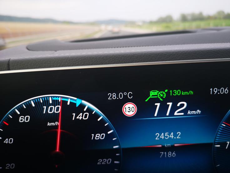 Avtomobilski sistemi uporabljajo kombinacijo kamere na vrhu vetrobranskega stekla in podatkov z navigacije. Tako lahko na primer tudi samodejno prilagajajo hitrost (ali prestavo menjalnika …) glede na konfiguracijo ceste pred nami.  | Foto: Gregor Pavšič